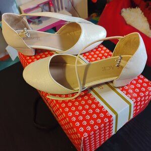 White dress shoes for girl